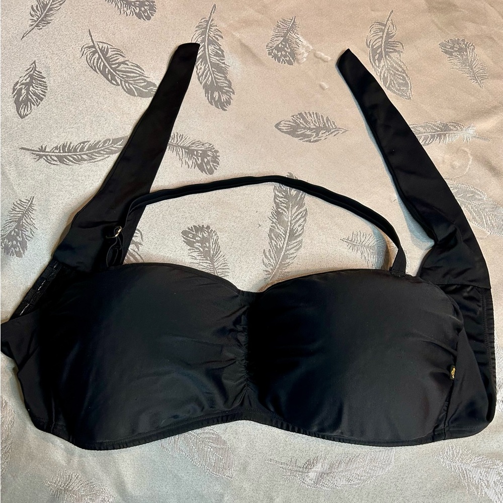 La Vie En Rose Elegant Black Bikini Top